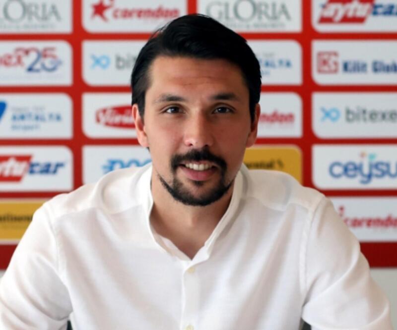 Alperen Uysal Antalyaspor'la imzaladı