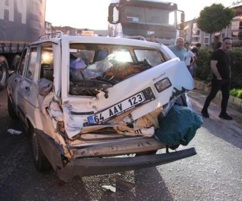Kula'da freni boşalan TIR, kırmızı ışıkta bekleyen otomobile çarptı: 4 yaralı