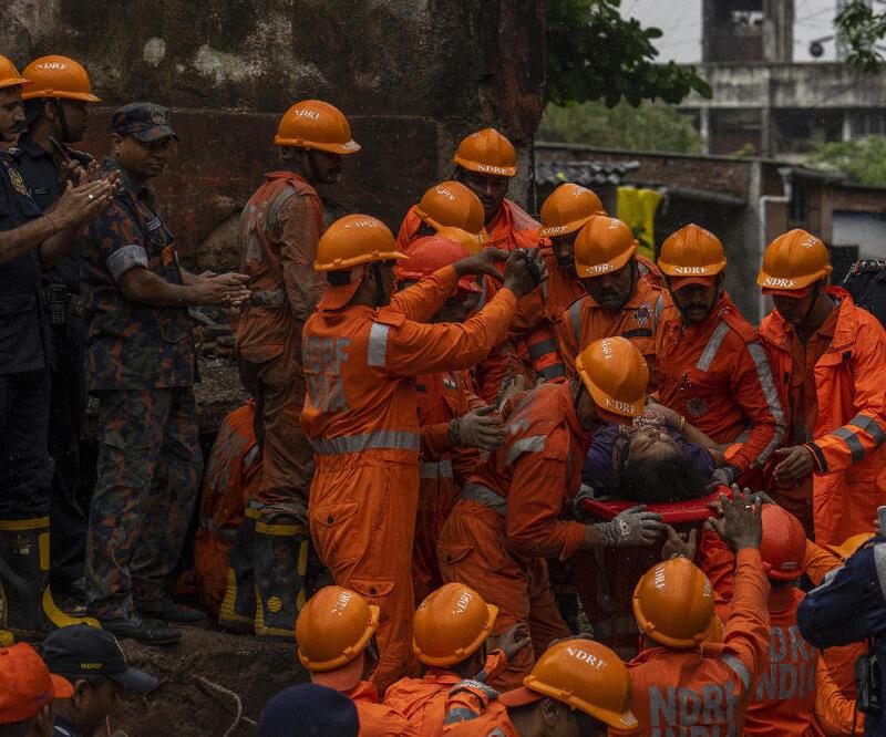 Hindistan'da bina çöktü: 3 ölü, 12 yaralı