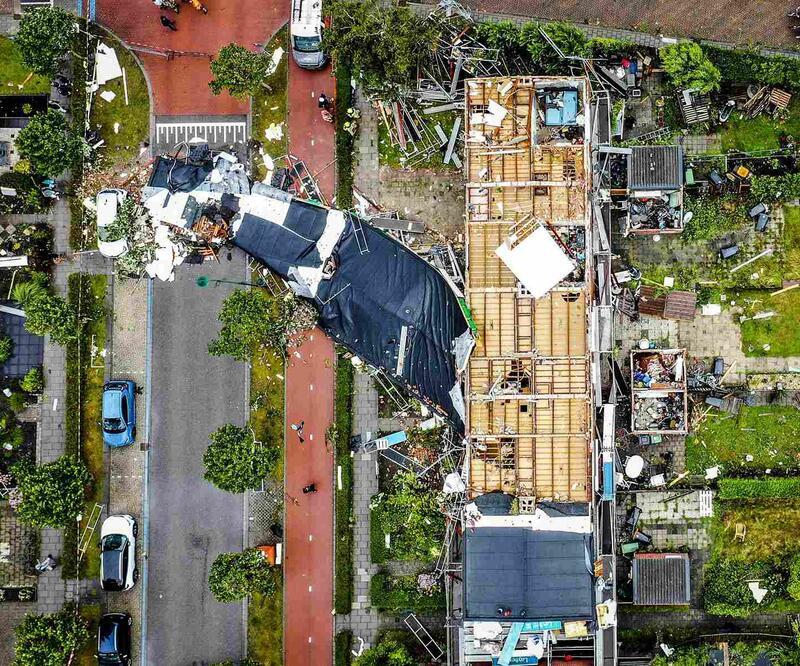 Hollanda'da hortum binaların çatılarını uçurdu