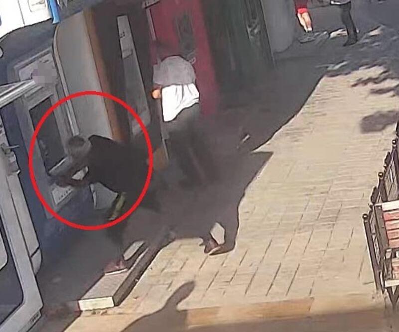 Yalova'da ATM’lere çekiçli saldırı kamerada