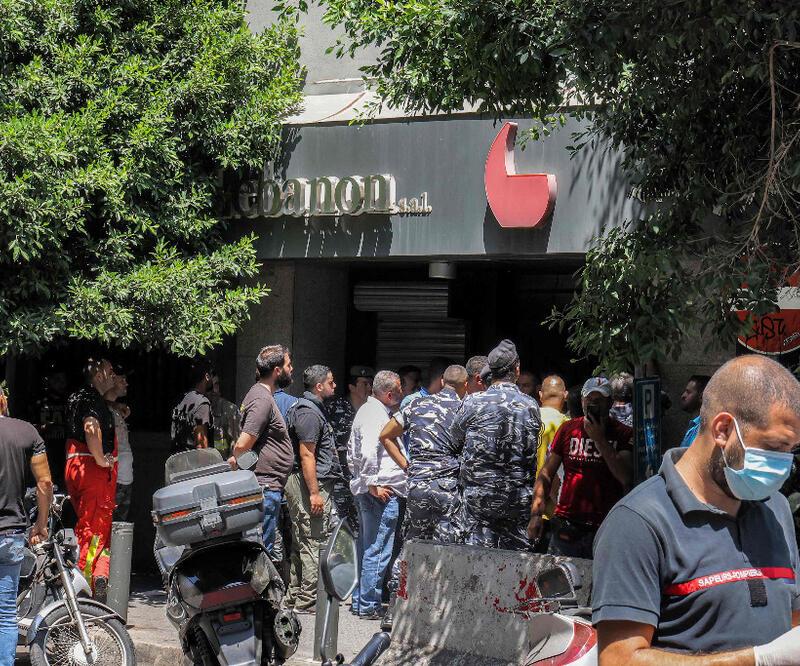 Lübnan'da banka baskını: Silahlı saldırgan çok sayıda kişiyi rehin aldı