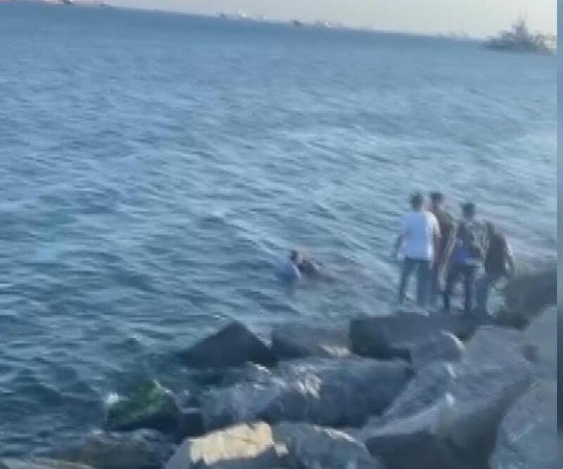 Bakırköy sahilde kıyafetleriyle denize atladı: Vatandaşlar kurtardı 