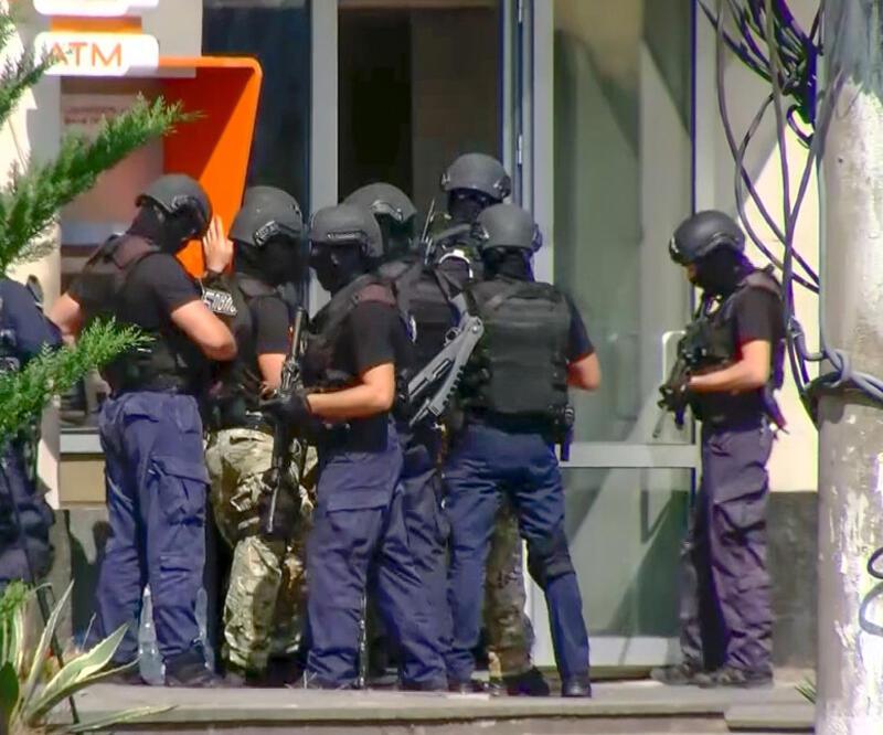 Gürcistan’da bankada rehine krizi: Silahlı soyguncu 12 kişiyi rehin aldı