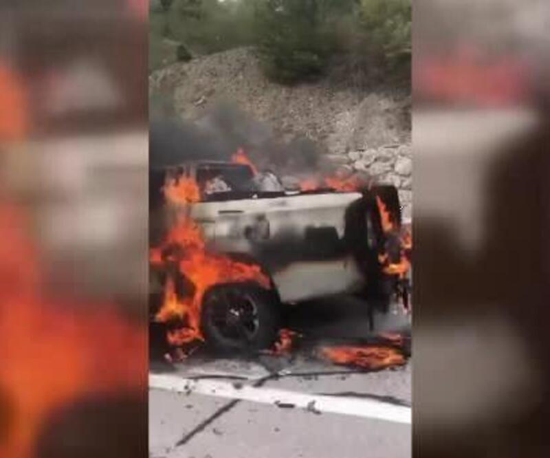 Sinop'ta alev alan kamyonet yandı