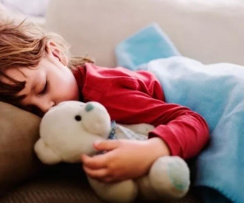 Çocukların ve ergenlerin çoğu gün boyu “uykulu”