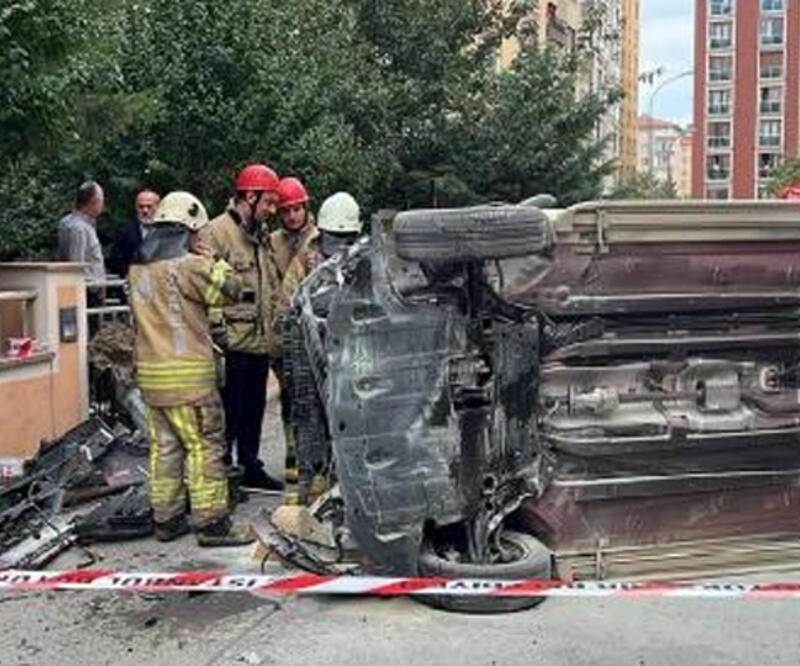 Kadıköy’de direğe çarpan otomobil yan yattı