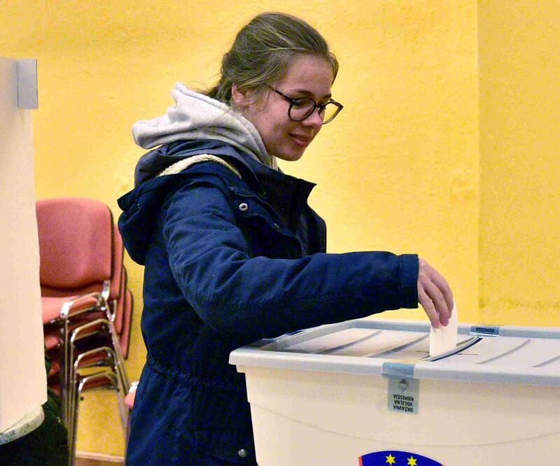 Slovenya'da halk cumhurbaşkanlığı seçimi için sandık başında