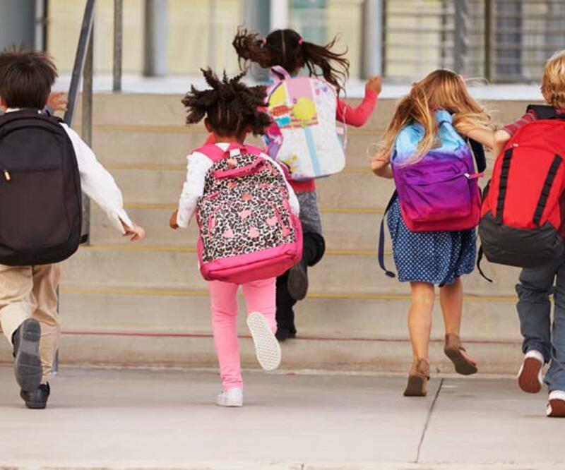 Ağır okul çantaları bel ve omuz ağrılarını tetikliyor! İdeal okul çantası nasıl olmalı?