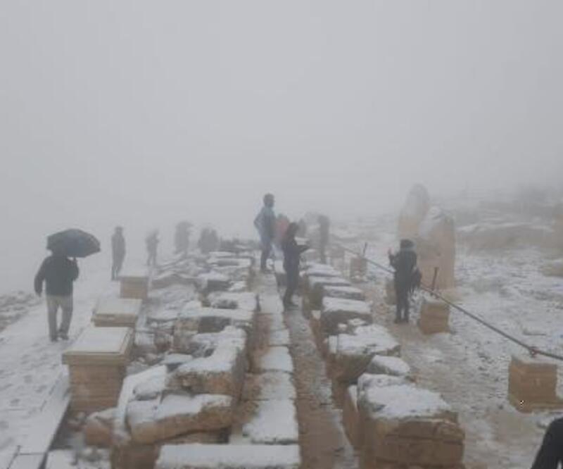 Nemrut Dağı’na yılın ilk karı düştü