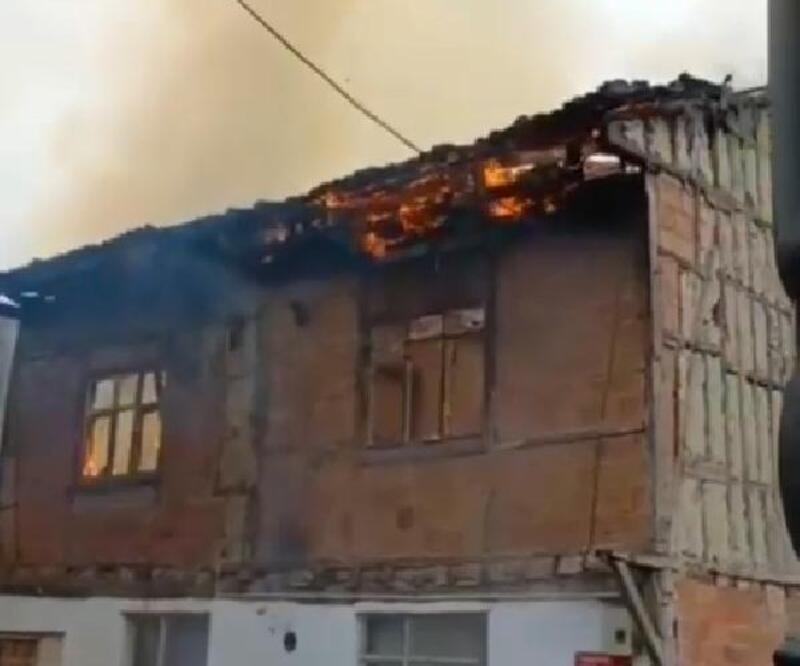 Bursa'da 2 katlı metruk binada yangın