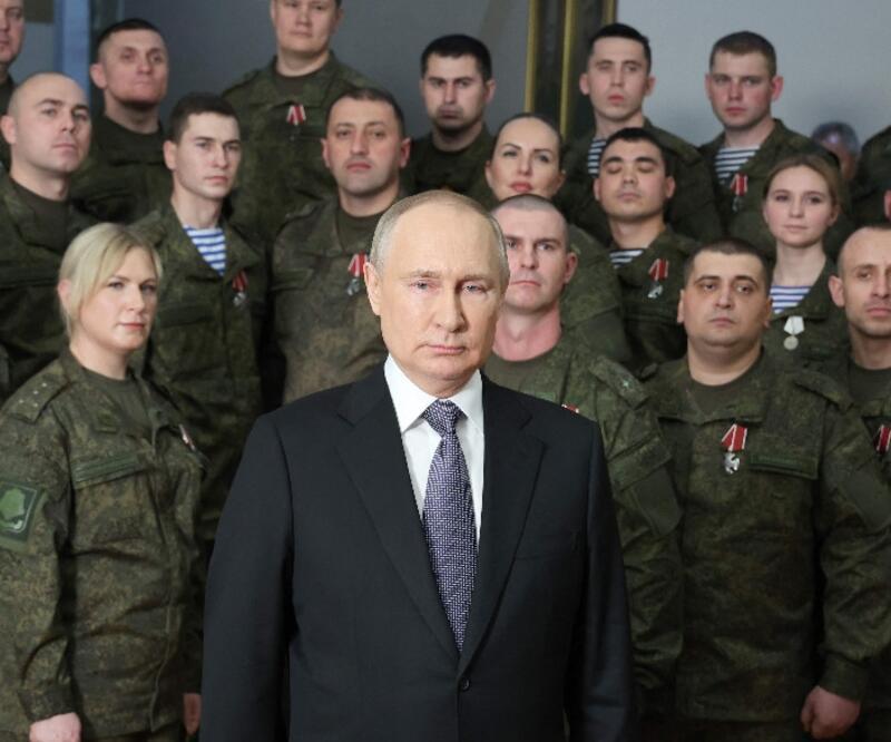 Fotoğraftaki askerlere yönelik çarpıcı iddialar: İşte Putin’in arkasındaki gizemli sarışın