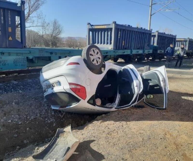 Otomobil hareket halindeki trenle çarpıştı: 3 yaralı