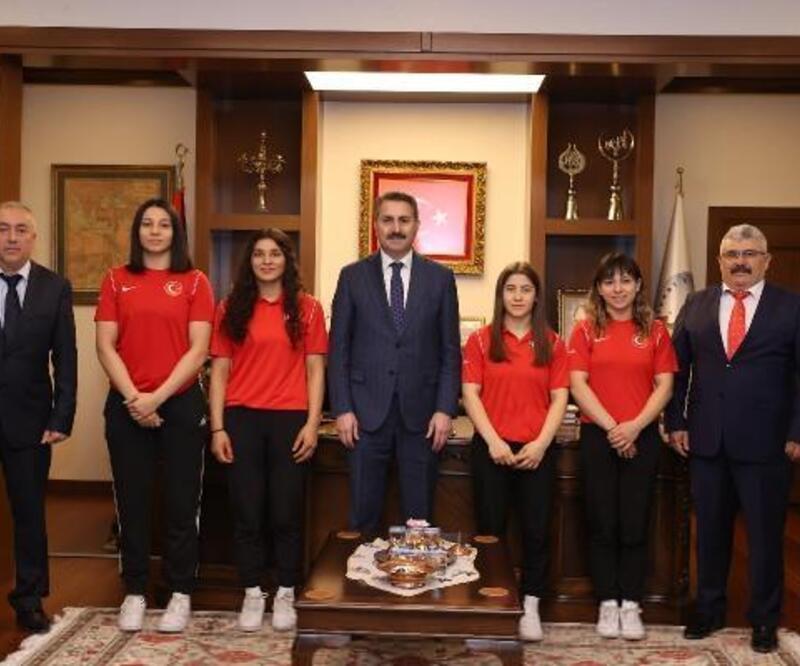 Başkan Eroğlu şampiyon güreşçileri ağırladı