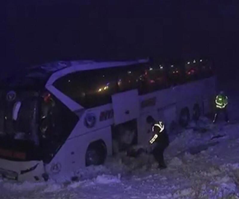 Son dakika... Diyarbakır'da yolcu otobüsü şarampole devrildi: 4'ü ağır 35 yaralı var!