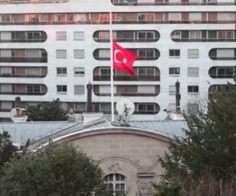 Türkiye'nin Paris Büyükelçiliği'nde bayraklar yarıya indirildi