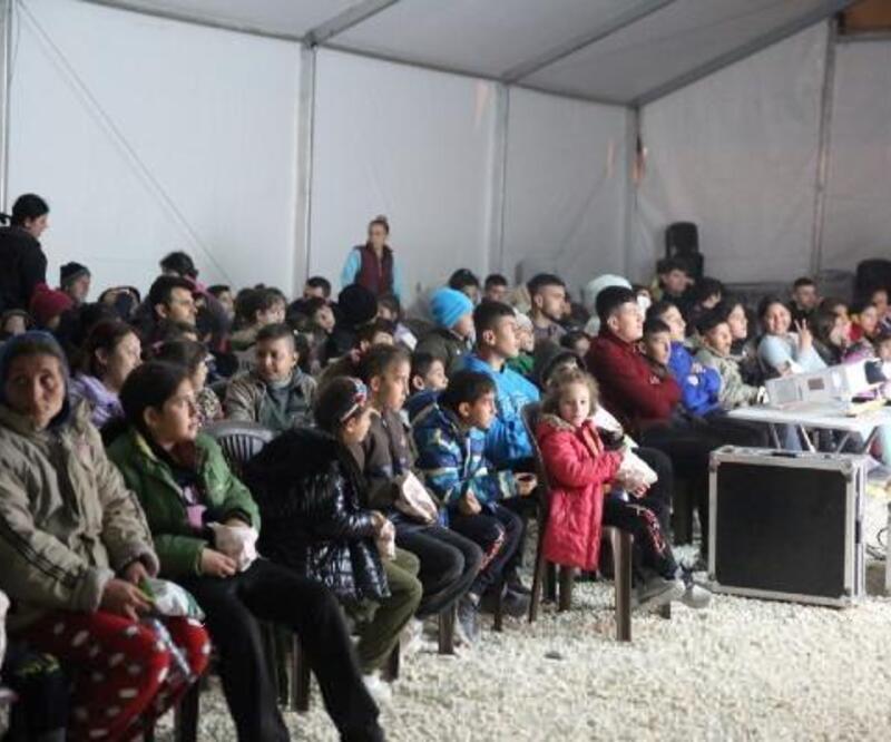 Çadırda depremzede çocuklara çizgi film gösterimi