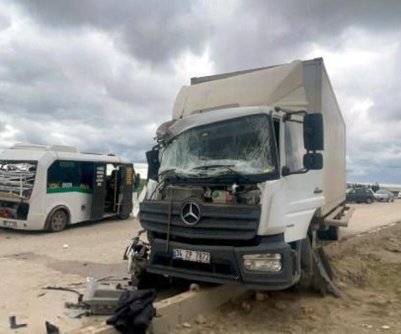 Çorlu'da kamyonla minibüs çarpıştı: 3 yaralı