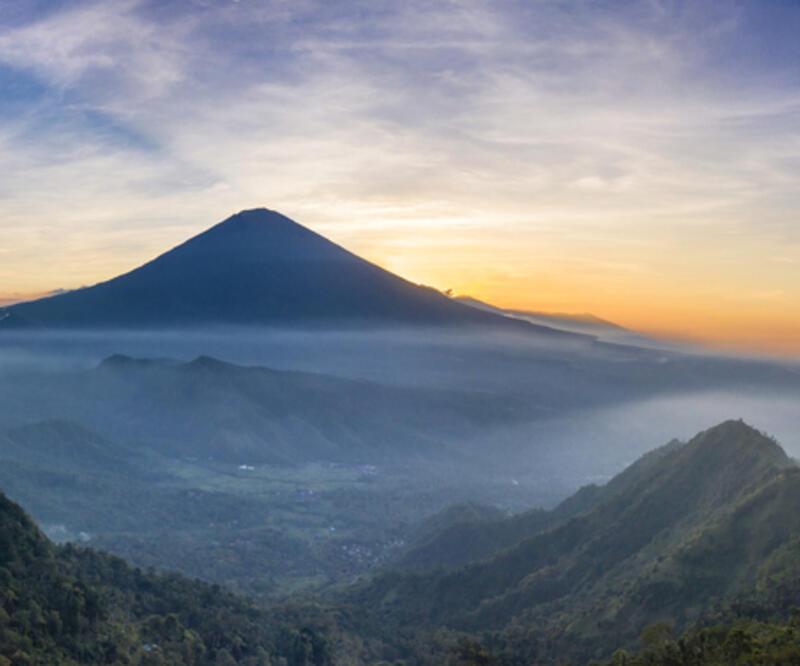 Bali'deki kutsal dağda yarı çıplak poz veren Rus turist, sınır dışı edilecek